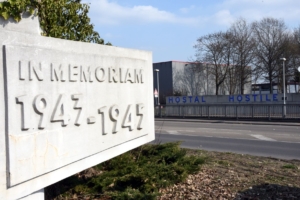 Ansicht von Elementen der Gedenkstätte von 1947 und 2004