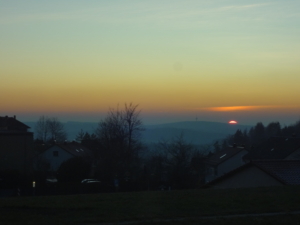 Idylle mit Sonnenuntergang an einem ehemaligen Ort des Terrors, dem Konzentrationslager Flossenbürg in der Oberpfalz
