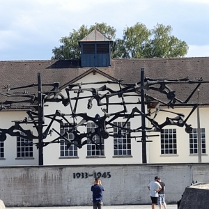 Der Bildhauer Nandor Glid entwarf das Mahnmal in der Gedenkstätte Konzentrationslager Dachau.