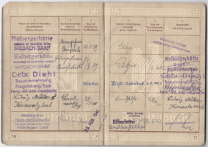 Einblick in das Arbeitsbuch des 1945 im Konzentrationslager Dachau mit 27 Jahren verstorbenen Karl D. aus Riegelsberg