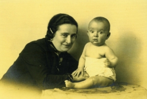 Ein Bild der Freude: Mutter Erna Berl und ihr 1925 geborene Sohn Fritz